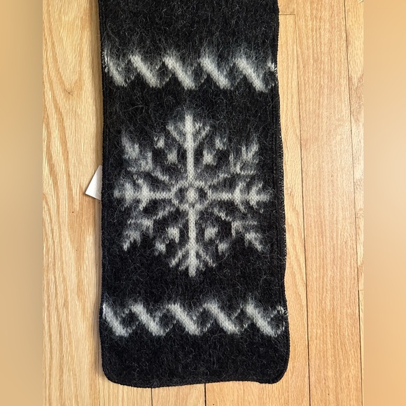 Icelandic Wool Scarf, Black and White, New With Tags - Picture 2 of 6